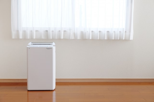 除湿機はクーラー代わりになる?冷風除湿機は涼しいのか、アイリスオーヤマの口コミやエアコンない部屋を涼しくする方法など紹介